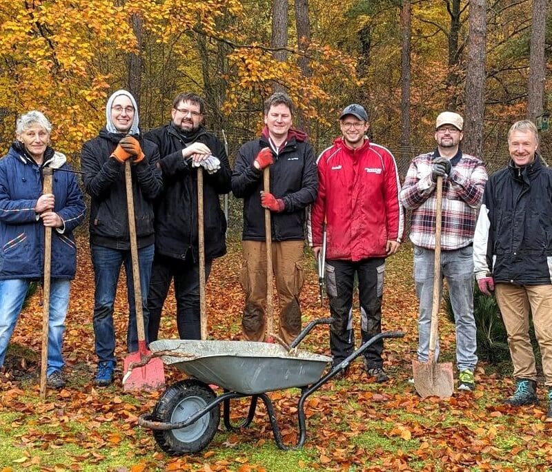 Vorbildliche Teamarbeit von Förderverein und Point Alpha Stiftung bei der Pflanzaktion im US Camp. Foto: M. Kleffel
