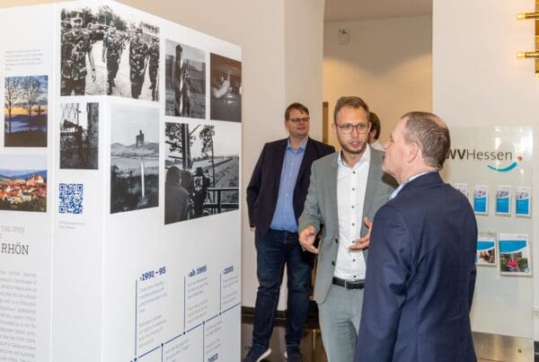 Bei der Ausstellungseröffnung in Kassel kam Benedikt Stock ins Gespräch mit den Besuchern. Fotos: Lothar Koch