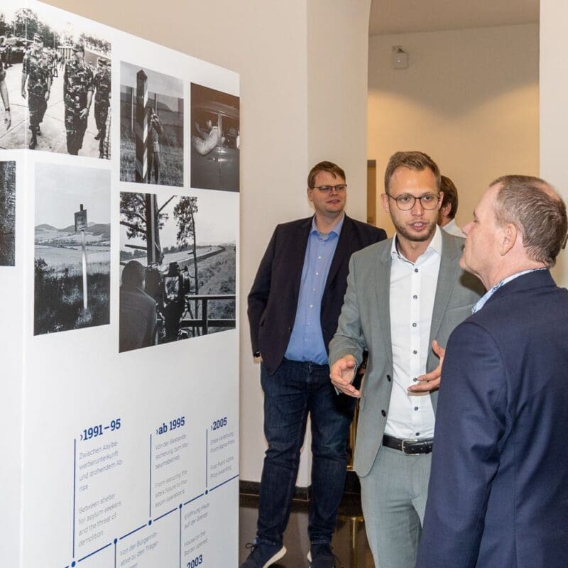 Bei der Ausstellungseröffnung in Kassel kam Benedikt Stock ins Gespräch mit den Besuchern. Fotos: Lothar Koch