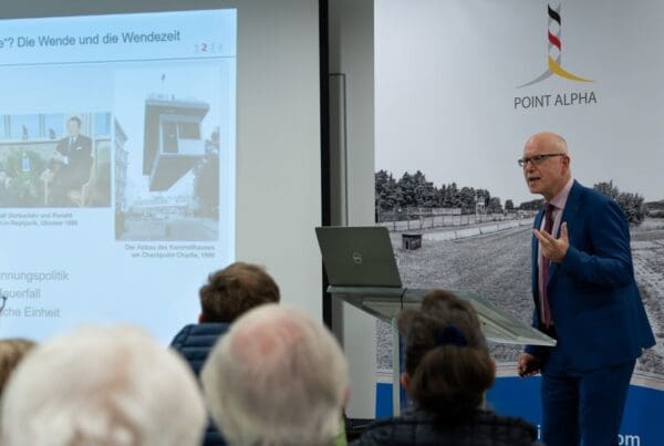 "70 Jahre Bundeswehr - 35 Jahre Armee der Einheit" mit dem Historiker Dr. Martin Rink.