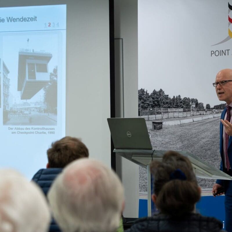 "70 Jahre Bundeswehr - 35 Jahre Armee der Einheit" mit dem Historiker Dr. Martin Rink.