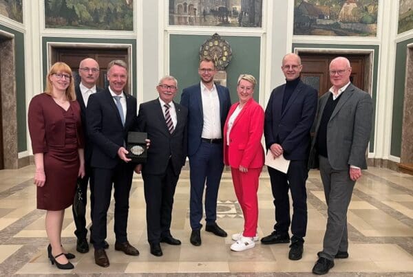 Der Förderverein Point Alpha mit der Silbernen Halbkugel im Schöneberger Rathaus (von links): Carina und Heiko Rothmann, Raymond Walk, Berthold Jost, Benedikt Stock (Geschäftsführender Vorstand der Point Alpha Stiftung), Diana Henning sowie Michael Brand (Stiftungsratsmitglied und Parlamentarischer Staatssekretär) und Prof. Dr. Markus Harzenetter (Präsident des Landesamtes für Denkmalpflege Hessen). Foto: privat
