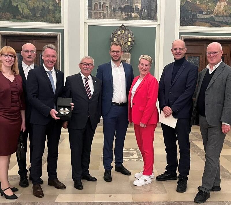 Der Förderverein Point Alpha mit der Silbernen Halbkugel im Schöneberger Rathaus (von links): Carina und Heiko Rothmann, Raymond Walk, Berthold Jost, Benedikt Stock (Geschäftsführender Vorstand der Point Alpha Stiftung), Diana Henning sowie Michael Brand (Stiftungsratsmitglied und Parlamentarischer Staatssekretär) und Prof. Dr. Markus Harzenetter (Präsident des Landesamtes für Denkmalpflege Hessen). Foto: privat
