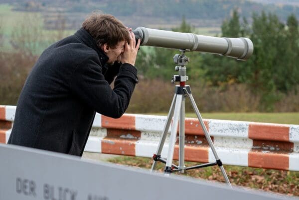 Es ist nicht unwahrscheinlich, dass Konstrukteur des Fernrohrs an derselben Stelle stand, also in unmittelbarer Nähe des Observation Post Alpha, um nach Geisa zu blicken.