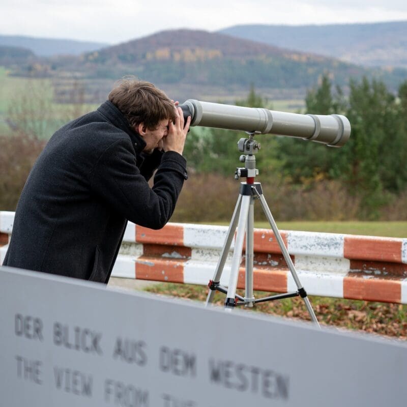 Es ist nicht unwahrscheinlich, dass Konstrukteur des Fernrohrs an derselben Stelle stand, also in unmittelbarer Nähe des Observation Post Alpha, um nach Geisa zu blicken.