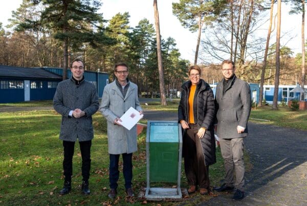 Im US Camp der Gedenkstätte Point Alpha trafen Philipp Metzler (Vorstand Point Alpha Stiftung), Staatssekretär Michael Ruhl (Hessisches Ministerium für Landwirtschaft und Umwelt), die Landtagsabgeordnete Stefanie Klee und Benedikt Stock (Geschäftsführender Vorstand Point Alpha Stiftung) (v.l.n.r.) zur Übergabe des Förderbescheids zusammen. Foto: Johannes Schneider