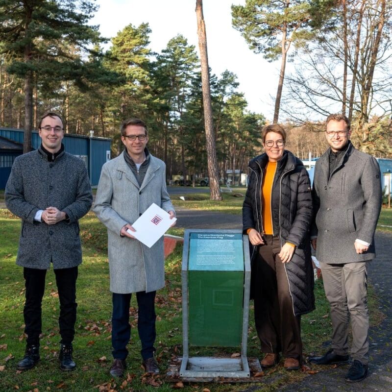 Im US Camp der Gedenkstätte Point Alpha trafen Philipp Metzler (Vorstand Point Alpha Stiftung), Staatssekretär Michael Ruhl (Hessisches Ministerium für Landwirtschaft und Umwelt), die Landtagsabgeordnete Stefanie Klee und Benedikt Stock (Geschäftsführender Vorstand Point Alpha Stiftung) (v.l.n.r.) zur Übergabe des Förderbescheids zusammen. Foto: Johannes Schneider