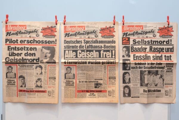 Ein Seminarteilnehmer hatte zur Illustration drei Ausgaben der Abendpost vom 18. Oktober 1977 mitgebracht - der Tag nach der Beendigung der Geiselnahme in Mogadischu.