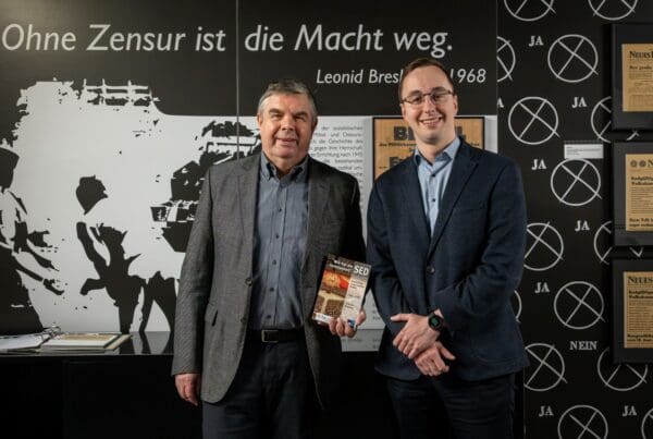 Wie hat die SED funktioniert? Die Erkenntnisse aus seiner wissenschaftlichen Forschungsarbeit hat der Historiker Dr. Andreas Malycha in einem Fachbuch festgehalten. In der Gedenkstätte begrüßt wurde der Referent von Philipp Metzler (rechts), Vorstand der Point Alpha Stiftung. Fotos: Johannes Schneider