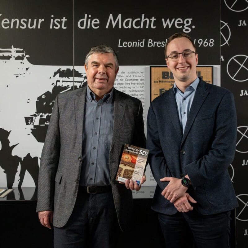 Wie hat die SED funktioniert? Die Erkenntnisse aus seiner wissenschaftlichen Forschungsarbeit hat der Historiker Dr. Andreas Malycha in einem Fachbuch festgehalten. In der Gedenkstätte begrüßt wurde der Referent von Philipp Metzler (rechts), Vorstand der Point Alpha Stiftung. Fotos: Johannes Schneider
