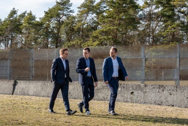 Eine besondere Erfahrung war für Sven Simon (links) der Rundgang mit Benedikt Stock (rechts) und Philipp Metzler durch die Ausstellungen der Gedenkstätte, hier am ehemaligen Grenzsperrzaun.