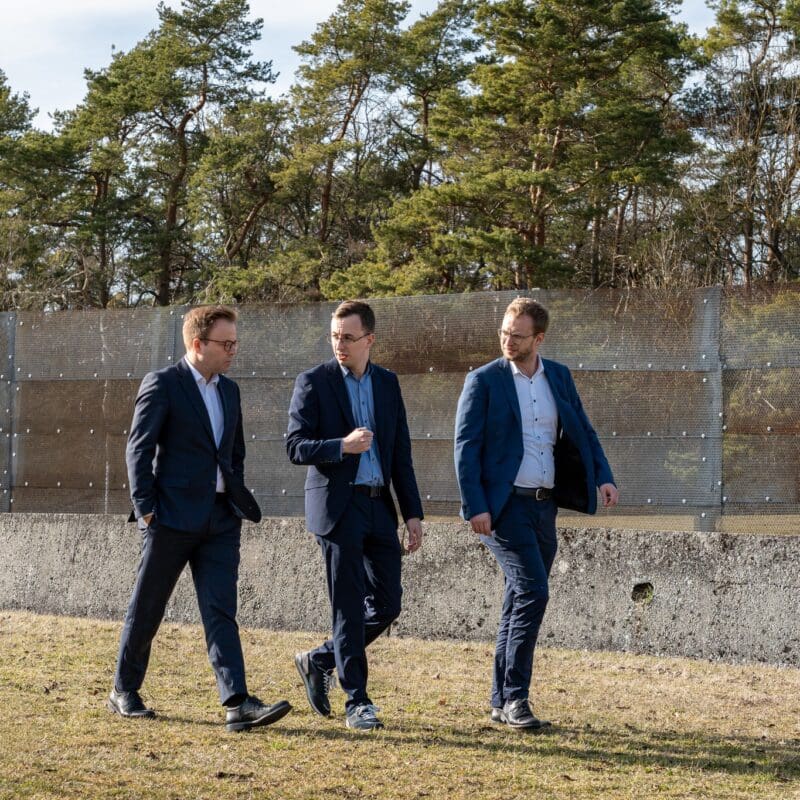 Eine besondere Erfahrung war für Sven Simon (links) der Rundgang mit Benedikt Stock (rechts) und Philipp Metzler durch die Ausstellungen der Gedenkstätte, hier am ehemaligen Grenzsperrzaun.