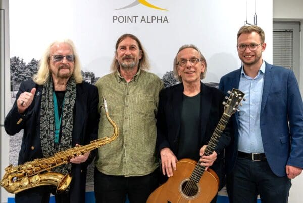 Zum Talk mit Musik begrüßte Benedikt Stock (Geschäftsführender Vorstand Point Alpha Stiftung, rechts) Dietrich Kessler, Hartmut Rüffert und Eberhard Klunker (von links). Fotos: Johannes Schneider