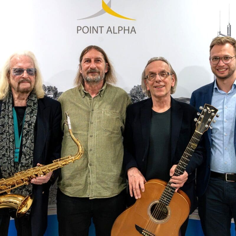 Zum Talk mit Musik begrüßte Benedikt Stock (Geschäftsführender Vorstand Point Alpha Stiftung, rechts) Dietrich Kessler, Hartmut Rüffert und Eberhard Klunker (von links). Fotos: Johannes Schneider