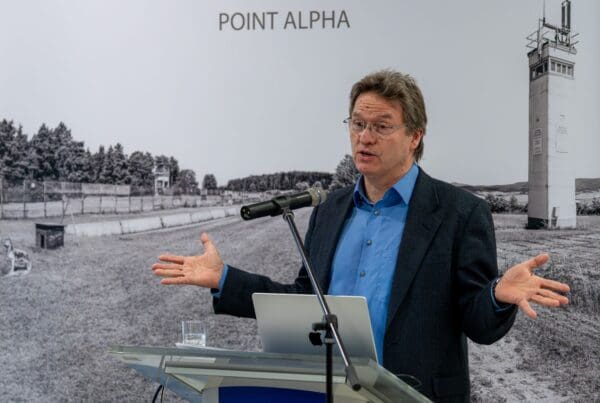 Den Widerstand gegen Donald Trumps Autoritarismus in den USA beleuchtete der Historiker Dr. Andreas Etges auf Point Alpha. Fotos: Johannes Schneider