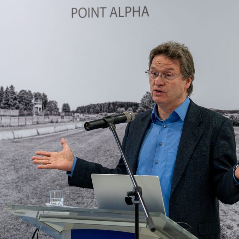 Den Widerstand gegen Donald Trumps Autoritarismus in den USA beleuchtete der Historiker Dr. Andreas Etges auf Point Alpha. Fotos: Johannes Schneider