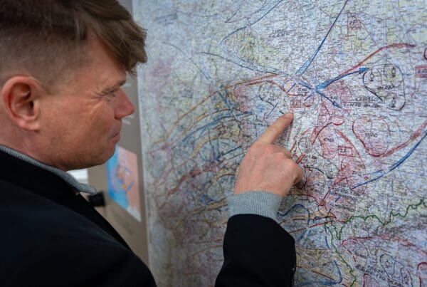 Im Haus auf der Grenze inspizierte Klaus Storkmann eine von Siegfried Lautsch entworfene operative Karte für das Fulda Gap.