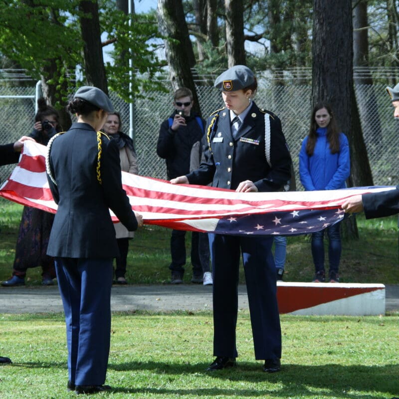 Am 8. Mai wird im US Camp von Point Alpha traditionell das Sternenbanner eingeholt und an die Point Alpha Stiftung übergeben.