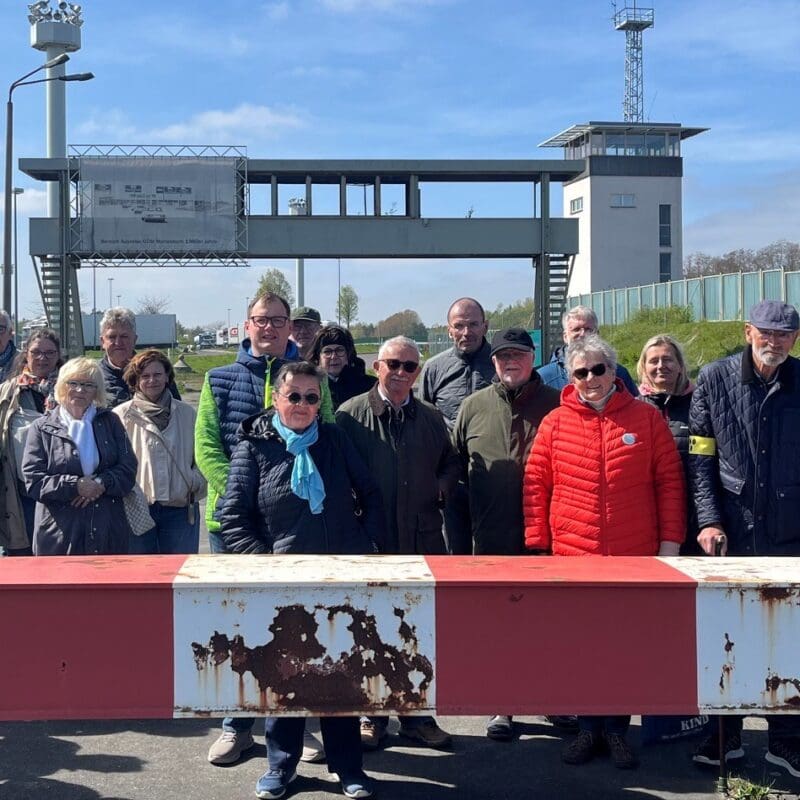 Der Förderverein bei seinem Rundgang über das Gelände der Grenzübergangsstelle Marienborn.