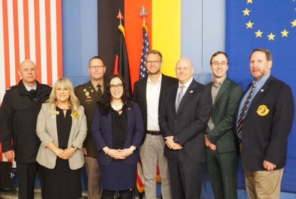 Der Last-Border-Patrol-Festakt fand mit Ehrengästen im US Camp statt (von links): Oberstleutnant Andreas Obst, AUSA-Chapter-Präsidentin Gemma McGowan, Lieutenant Colonel John M. Thruelsen, Konsulin Courtney Mazzone, Benedikt Stock, US-Generalkonsul Brian Heath, Philipp Metzler, Major a.D. Eric Kirsch.