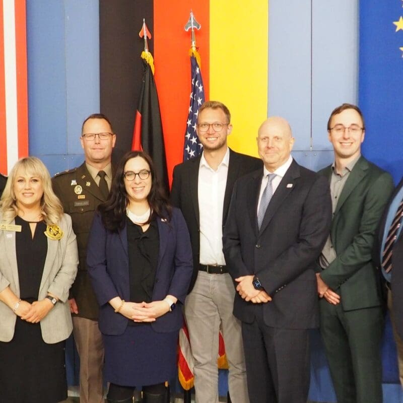 Der Last-Border-Patrol-Festakt fand mit Ehrengästen im US Camp statt (von links): Oberstleutnant Andreas Obst, AUSA-Chapter-Präsidentin Gemma McGowan, Lieutenant Colonel John M. Thruelsen, Konsulin Courtney Mazzone, Benedikt Stock, US-Generalkonsul Brian Heath, Philipp Metzler, Major a.D. Eric Kirsch.