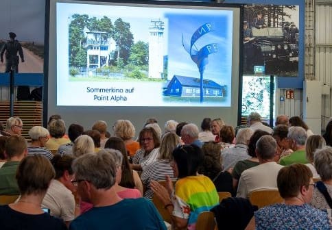 Ab 30. Juni lädt Point Alpha alle Filmfans wieder ins Sommerkino im US Camp ein. Foto: Johannes Schneider