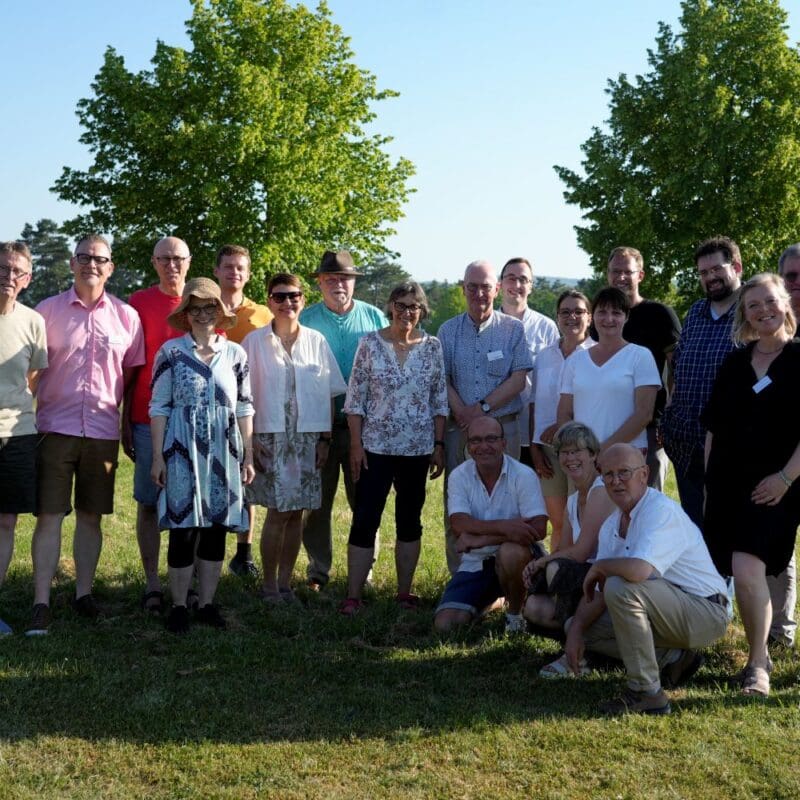 Willkommen in der Point-Alpha-Familie: Das Stiftungs-Team gratuliert den 16 neuen Gästeführern zur bestandenen Prüfung.