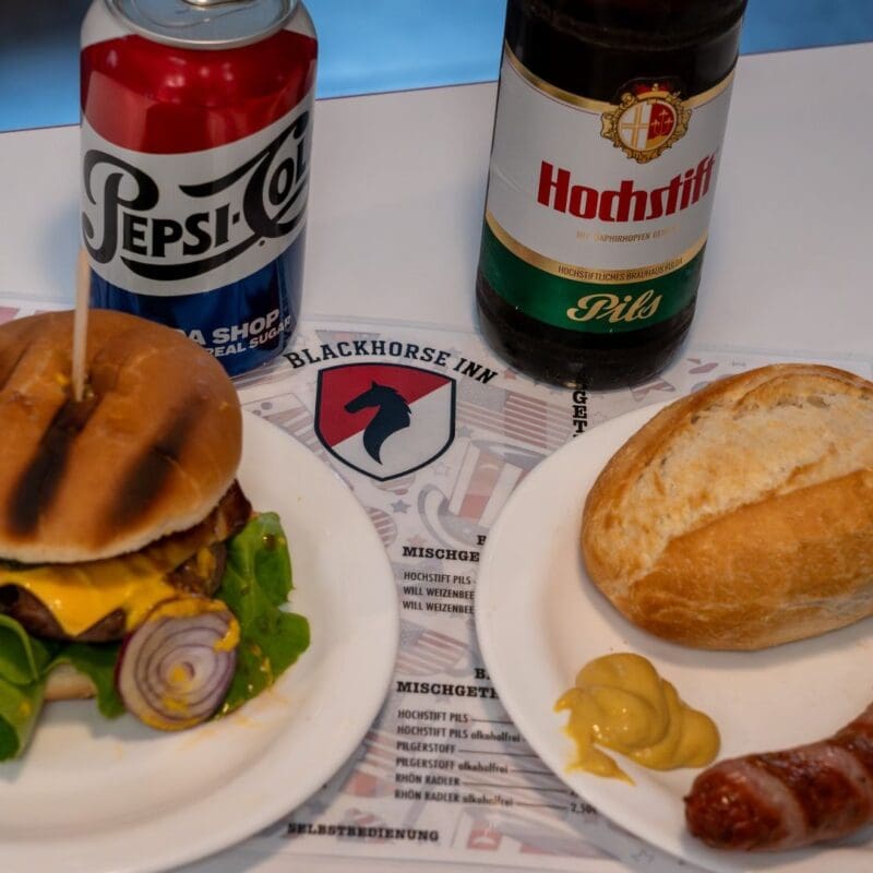 Internationales Aufeinandertreffen der Spezialitäten im Black Horse Inn: der saftige US-Burger und die knackige, einzigartige Point-Alpha-Bratwurst. Alle Fotos: Johannes Schneider