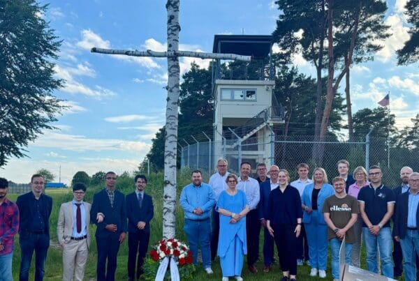 Die JU-Kreisverbände Fulda und Wartburgregion mit ihren Gästen bei der Kranzniederlegung Point Alpha.