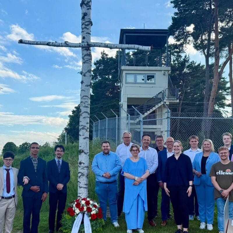 Die JU-Kreisverbände Fulda und Wartburgregion mit ihren Gästen bei der Kranzniederlegung Point Alpha.