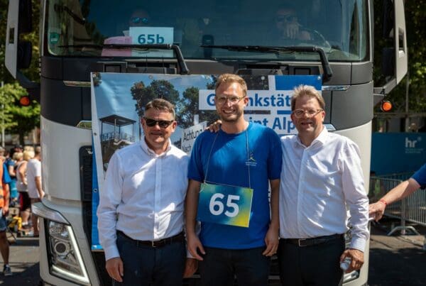 Hessens Ministerpräsident Boris Rhein (links) und Fuldas OB Dr. Heiko Wingenfeld (r.) bedankten sich bei Benedikt Stock für das Engagement der Point Alpha Stiftung.