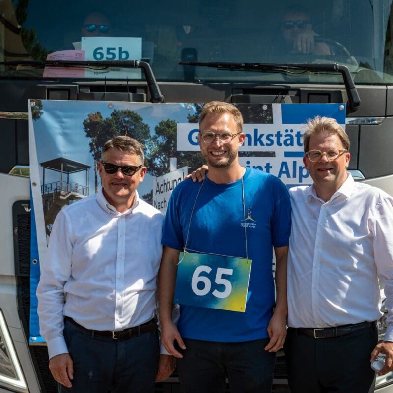 Hessens Ministerpräsident Boris Rhein (links) und Fuldas OB Dr. Heiko Wingenfeld (r.) bedankten sich bei Benedikt Stock für das Engagement der Point Alpha Stiftung.