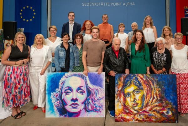 Ein Plädoyer für Mut, Wahrheit und Selbstbestimmung: Der Essener Künstler Michael Schäfer im Rahmen der Vernissage (erste Reihe, 5. Von links) mit den Organisatoren, Gastgebern und Bildpatinnen.