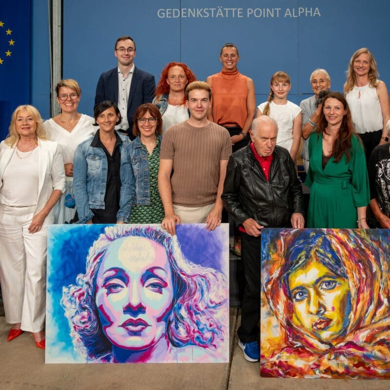 Ein Plädoyer für Mut, Wahrheit und Selbstbestimmung: Der Essener Künstler Michael Schäfer im Rahmen der Vernissage (erste Reihe, 5. Von links) mit den Organisatoren, Gastgebern und Bildpatinnen.