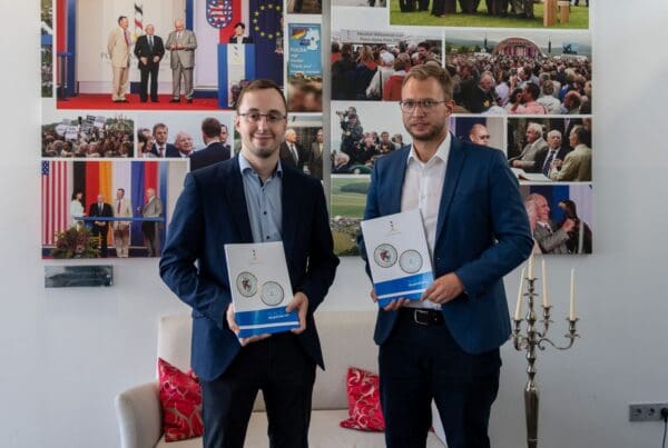 Druckfrisch: Der Vorstand der Point Alpha Stiftung mit Benedikt Stock (rechts) und Philipp Metzler präsentieren den Geschäftsbericht für das Jahr 2025.