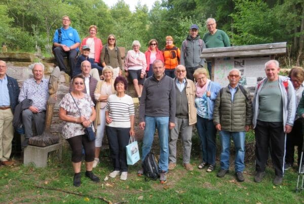 Die Wanderer des Fördervereins Point Alpha vor dem Keller des Auszugshauses auf der Thüringer Seite der Alten Buchenmühle, Anita Heller in der Bildmitte mit Tasche. Foto: FV Point Alpha