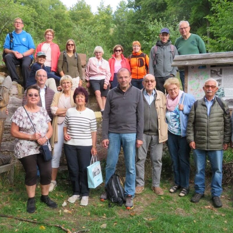 Die Wanderer des Fördervereins Point Alpha vor dem Keller des Auszugshauses auf der Thüringer Seite der Alten Buchenmühle, Anita Heller in der Bildmitte mit Tasche. Foto: FV Point Alpha