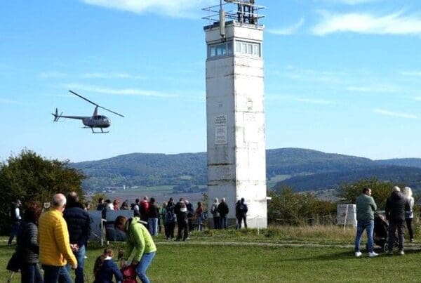 Ein spannendes Erlebnis ist sicherlich ein Flug mit dem Hubschrauber über Point Alpha und Umgebung. Fotos: Johannes Schneider