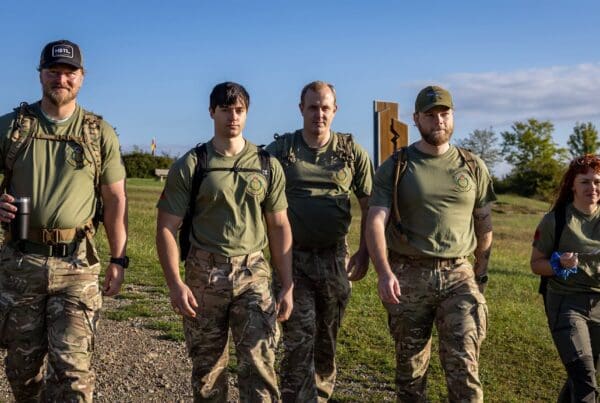Die britische Marschgruppe macht sich auf den Weg.