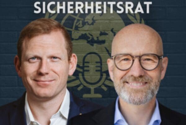 Der Ex-CDU-Generalsekretär Peter Tauber (rechts) und Timon Radicke leiten den Sicherheitsrat-Podcast.